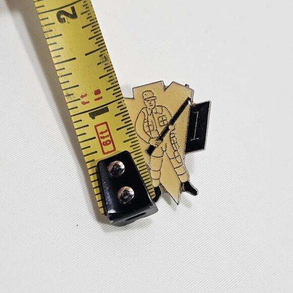 Vintage US Military Army Colonial Minuteman Hat Lapel Pin - Picture 2 of 3